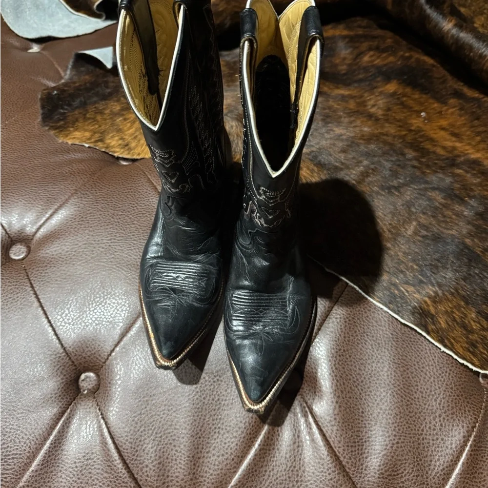 Heritage Black Heeled Boots with Pointed Toe - Picture 6 of 12